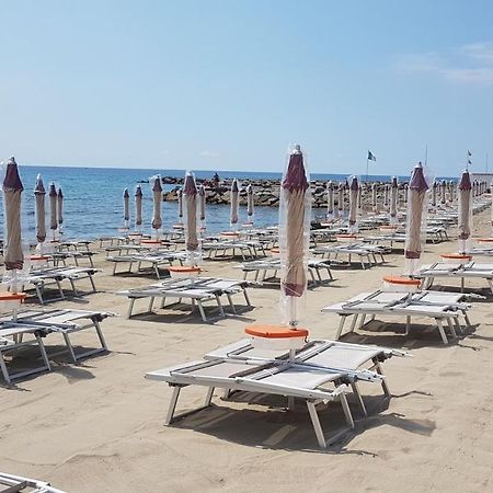 Vicino Al Mare In Centro Sulla Nuova Pista Ciclabile Lägenhet Imperia Exteriör bild