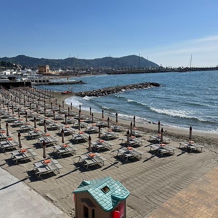 Vicino Al Mare In Centro Sulla Nuova Pista Ciclabile Lägenhet Imperia Exteriör bild